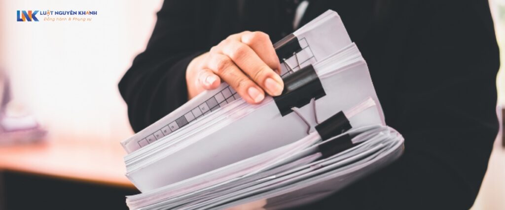 Sổ đỏ đứng tên riêng, bán đất có cần chữ ký của cả vợ chồng