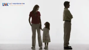 Quyền nuôi con 4 tuổi khi ly hôn sẽ thuộc về ai?